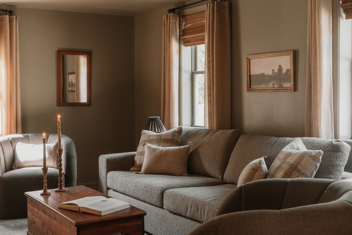 Donker hout en koper domineren je woonkamer in 2026